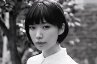 Mieko Kawakami (född 1976) är en japansk författare, tidigare sångerska och bloggare. Hon är flerfaldigt prisbelönt i Japan. 