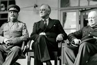 Josef Stalin, Franklin Roosevelt och Winston Churchill under ett av deras fåtaliga möten, i Teheran 1943.