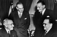 Sveriges statsminister Tage Erlander möter USA:s president Harry Truman 1952. I bakgrunden USA:s utrikesminister Dean Acheson och Sveriges ambassadör Erik Boheman.