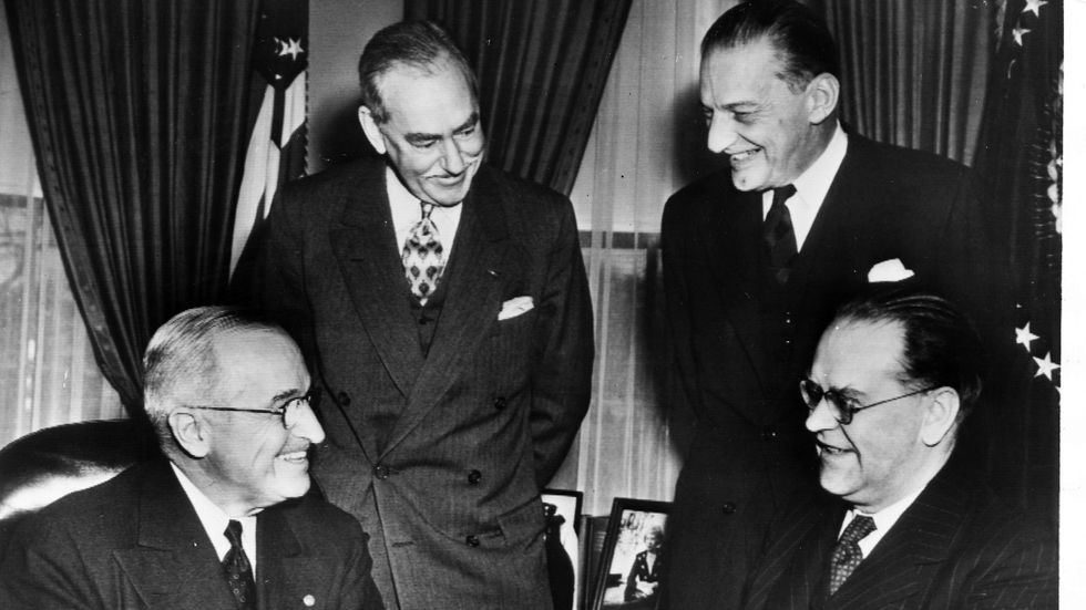 Sveriges statsminister Tage Erlander möter USA:s president Harry Truman 1952. I bakgrunden USA:s utrikesminister Dean Acheson och Sveriges ambassadör Erik Boheman.