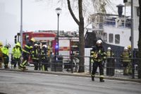 En brand utbröt på tisdagen på en vandrarhemsbåt vid Söder Mälarstrand i centrala Stockholm.