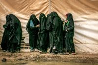 Kvinnor med anknytning till IS i ett läger i Syrien.