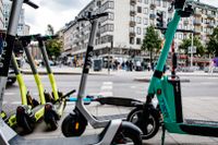Oppositionen i Stockholm tycker att stadens styre agerat för långsamt och vill införa ett maxtak för antalet elsparkcyklar omgående.