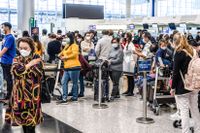 Passagerare på internationella flygplatsen i Hongkong. Från och med lördag krävs negativt covidtest för inresa till Sverige från Kina. Kinas ambassad i Stockholm anser att kravet är diskriminerande. Arkivbild.