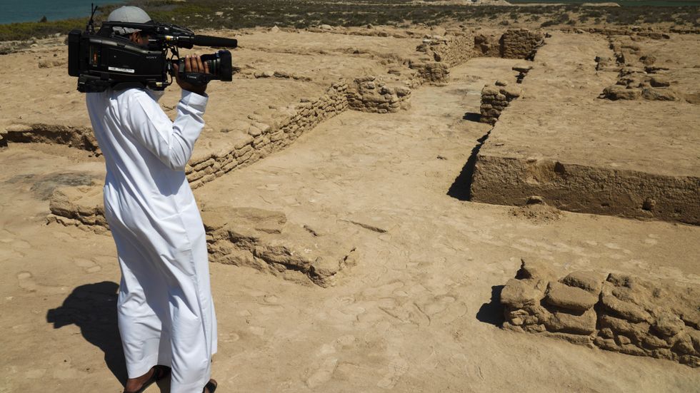 En journalist filmar ruinerna på Siniyah Island i Umm al-Quwain, där arkeologer säger att de har hittat den äldsta pärlstaden i Persiska viken hittills.