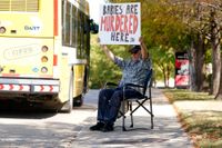 En man demonsterar utanför en abortklinik i Dallas.