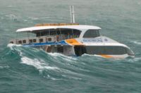 Färjan ”The Manly Ferry” kämpar sig igenom de kraftiga dyningarna vid Sydneys hamn.