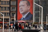 Ett stort porträtt på president Erdogan hänger vid Taksimtorget i Istanbul.