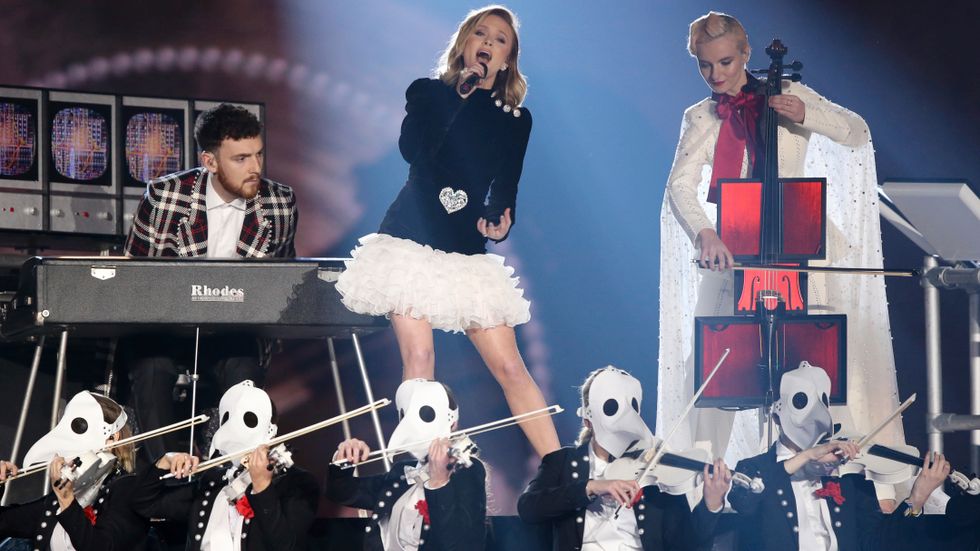 Zara Larsson och Clean Bandit uppträder med "Symphony" på MTV European Music Awards. Arkivbild.