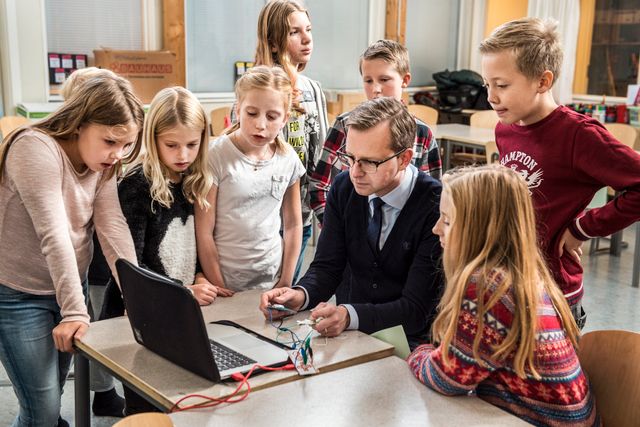 Ministern fick testa 22 olika spel när han besökte Tegelhagens skola.