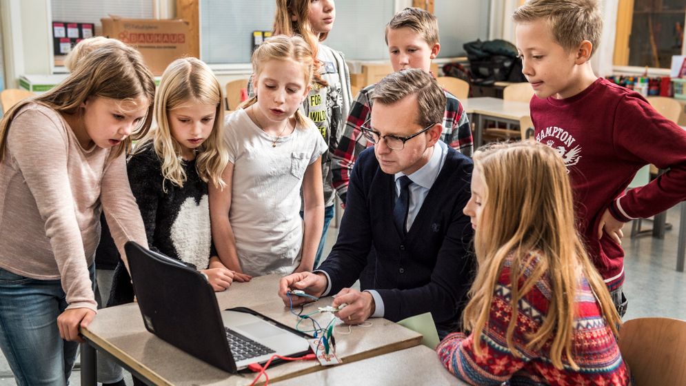 Ministern fick testa 22 olika spel när han besökte Tegelhagens skola.