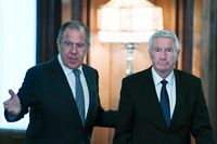 Ordförande med bekymmer – Thorbjørn Jagland (t.h.) med Rysslands utrikesminister Sergej Lavrov (t.v).