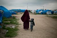 En kvinna och hennes son i ett läger i norra Syrien. Arkivbild.