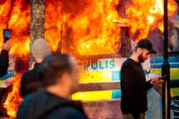 Polisbussar sattes i brand och vandaliseras av motdemonstranter vid Sveaparken i Örebro.