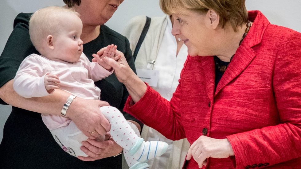 Angela Merkel hälsar på en potentiell framtida väljare. Arkivbild.