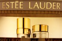 Estée Lauder ska stänga mellan 10 och 15 procent av sina egna butiker. Arkivbild.