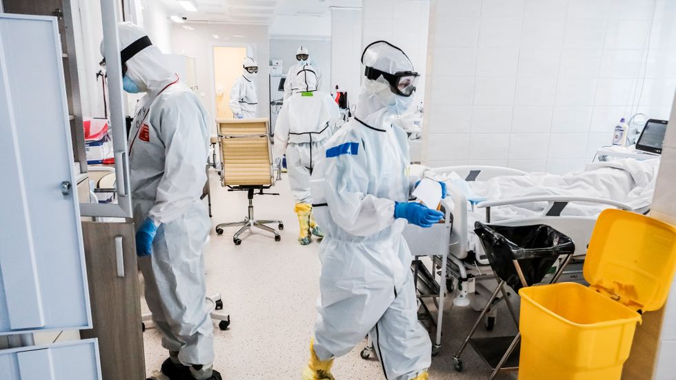 Sjukvårdspersonal vårdar coronasjuka vid ett sjukhus i Moskva i Ryssland.