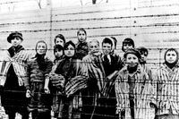 Bilden, som tagits precis efter dödslägrets befrielse 1945, visar en grupp barn som bär lägeruniformer. Arkivbild.