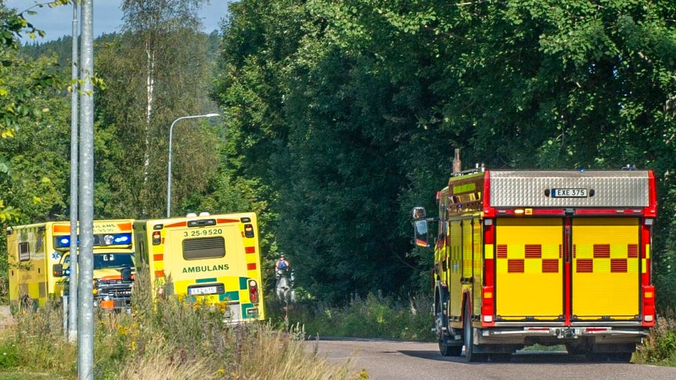 Ambulanser på plats då en pojke förts till sjukhus efter en drunkningsolycka i en pool norr om Avesta under fredagen.