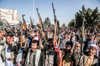 Huthirebeller demonstrerar utanför USA:s stängda ambassad i huvudstaden Sanaa. De är arga för att terrorstämplas av USA under Trump-administrationens sista dag vid makten.