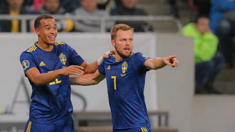 Robin Quaison och Sebastian Larsson jublar efter 2–0-målet
