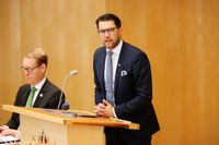 Ordföranden i Sverigedemokraterna, Jimmie Åkesson, behöver lägga alla kort på bordet om kopplingar till och infiltrationsförsök från främmande makt.