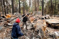 Drabbade i Magalia, Kalifornien, söker efter tillhörigheter efter den stora så kallade Camp Fire-branden i november i fjol. Arkivbild