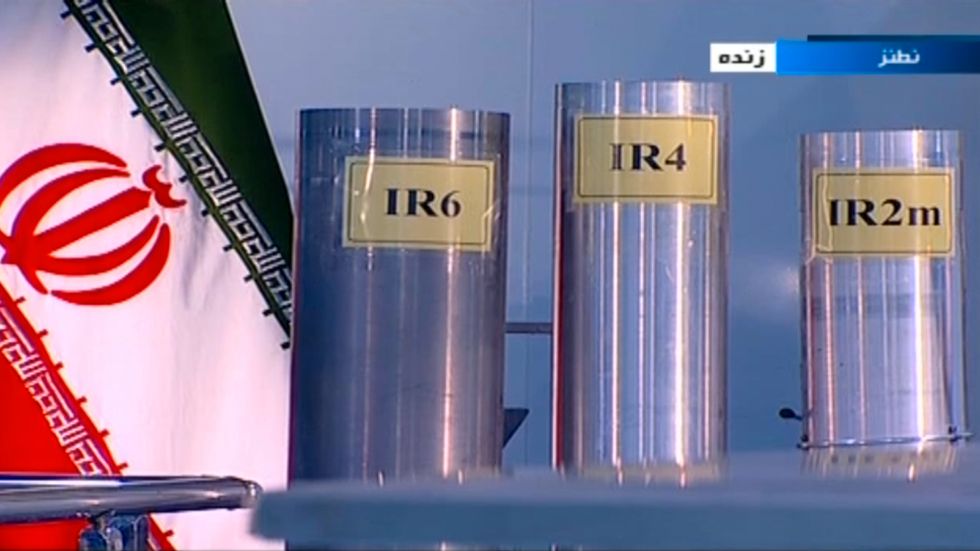 Centrifuger som producerats i Iran visas upp i statlig tv. Arkivbild.