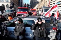 Lastbilar i centrala Ottawa blockeras av polis. Bild från i lördags.