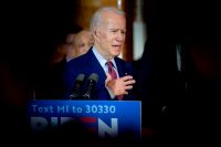 Den förre vicepresidenten och presidentaspiranten Joe Biden kampanjar i Flint i Michigan.