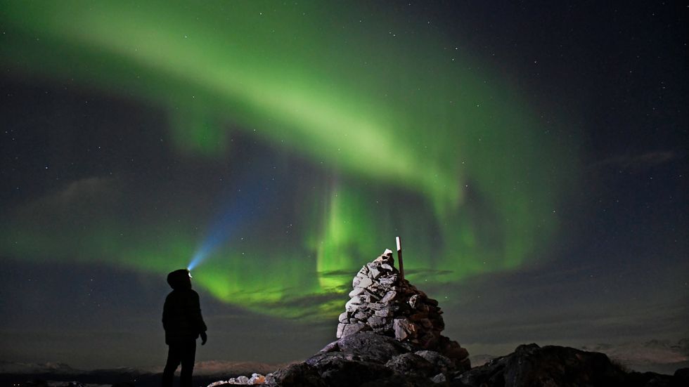 Ficklampa och varma kläder – viktigt när man ska fotografera norrsken i vintermörkret. Arkivbild.