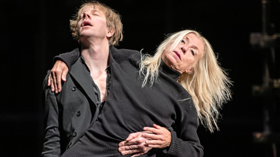 Rekryteringen av nya dansare försvåras av restriktionerna. Här Oscar Salomonsson och Charlotta Öfverholm i ”Kuckel” av Alexander Ekman 2020.