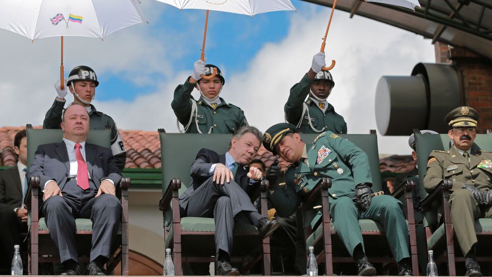 President Juan Manuel Santos i mitten under en militär ceremoni