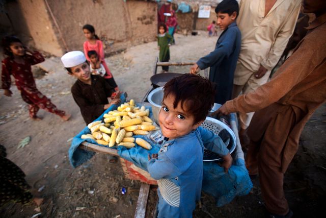 Afghanska flyktingpojkar i Pakistan samlas runt en försäljare av majs. Jordens resurser är redan kraftigt överutnyttjade och möjligheten för fattiga att få det bättre är begränsad. Nya sätt att använda jordens resurser behövs.