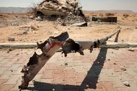 Resterna av det som tidigare var en Gaddaffimilitärutpost utanför Nalout. Posten har flygbombats av NATO.