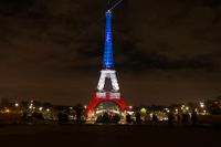 Eiffeltornet ljussatt med den franska flaggan efter terrordåden i Paris.