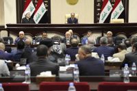 Iraks premiärminister Haider al-Abadi (i mitten) i parlamentet på onsdagen.
