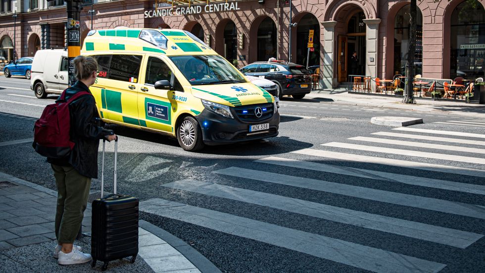Det nya regionstyret i Stockholm vill ha alla ambulanser i egen regi. I augusti fattas beslutet.