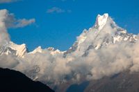 Flera personer saknas efter en lavin i Himalaya. Här är det nästan 7 000 meter höga berget Machapuchare, en av de högsta topparna i Annapurna-massivet. Arkivbild från 2014.