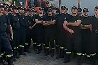 Några av de polska brandmän som tagit sig till Sverige för att hjälpa till med det massiva släckningsarbete som just nu pågår i stora delar av landet.