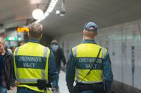Bild från tunnelbanan i Stockholm. Vakterna på bilden är inte den omskrivne i texten.