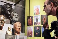 Det är rusning till den första Hitlerutställningen i Tyskland. Men utställningen undviker noga de centrala frågorna, skriver Barbro Eberan.