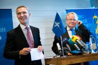 Hur farligt kan det vara att samarbeta med andra socialdemokrater inom Nato, undrar flera av Peter Hultqvists partikamrater, här med Natos generalsekreterare Jens Stoltenberg (S).