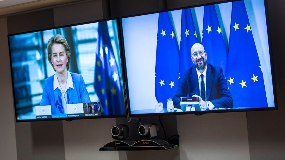 EU-kommissionens ordförande Ursula von der Leyen och EU:s permanente rådsordförande Charles Michel under måndagens webbtoppmöte med Storbritanniens premiärminister Boris Johnson.