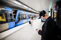 En man som bär munskydd i Stockholms tunnelbana. Arkivbild.