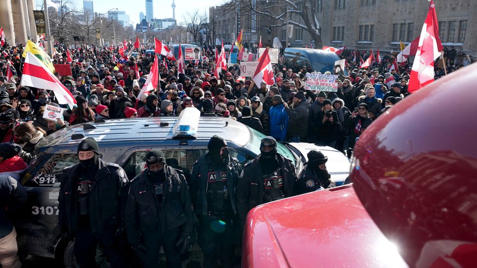 Protester mot coronarestriktioner växer åter i styrka i Kanada. Protester pågår i Ottawa och har spridits till städer som Toronto (bilden).