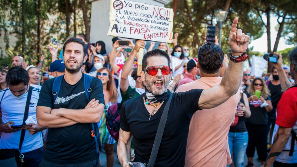 Tusentals demonstrerade på söndagskvällen mot munskydd i Spaniens huvudstad Madrid.