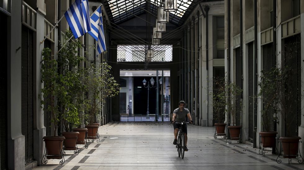 I Aten håller de flesta affärer nu stängda.