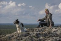 Författaren Karin Smirnoff (född 1965) är bosatt i Piteå och har tidigare arbetat bland annat som fotograf och journalist. Nu får debutromanen från 2018, ”Jag for ner till bror”, en uppföljare. 