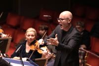 Baldur Brönnimann dirigerar Kungliga Filharmonikerna under Tonsättarfestivalen.